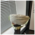 Détail du sac banane vert pistache en tissu texturé avec fermeture éclair - Vert