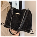 Bolso bandolera negro con cordón ajustable en cuero texturizado y placa dorada - Negro