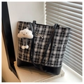 Sac cabas à carreaux avec mini nœuds, bijou métallique et charm nuage peluche - Carreaux Noir et Blanc avec Pendentif