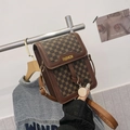 Sac bandoulière en cuir marron avec motif monogramme vintage et pendentif en métal doré - Café Sans Pendentif