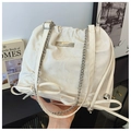 Bolso bandolera blanco con cordón, cadena plateada y textura de cuero sintético - Plateado