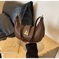 Bolso hobo retro de media luna en cuero marrón oscuro con cierre triangular dorado - café