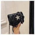 Detail der schwarzen gesteppten Mini-Tasche mit silbernem Strassstern und Kettenriemen - Schwarz