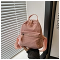 Dettaglio mini zaino rosa in tela con tasca con zip e spallacci in nylon regolabili - Rosa