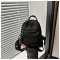 Dettaglio mini zaino in nylon nero con manico superiore e spallacci regolabili - Nero