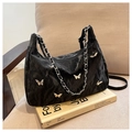 Vielseitige Tasche in Schwarz mit Knitteroptik, Silber-Schmetterlingen und Kettendetails - Schwarz ohne Anhänger