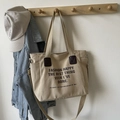 Sac fourre-tout minimaliste en toile beige avec bandoulière et poches latérales - Kaki
