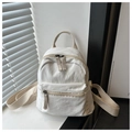 Dettaglio mini zaino in tela crema con chiusure lampo e trama del tessuto resistente - Bianco