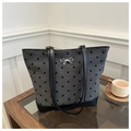 Bolso tote gris con motivos de corazones y lunares negros y adorno de lazo plateado - Lazo
