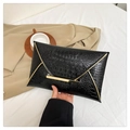 Pochette a busta nera con motivo a coccodrillo e finiture dorate per outfit eleganti - Nero