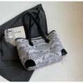 Détail du grand sac cabas à motif de vagues posé sur un blazer de bureau gris - Noir sans Pendentif