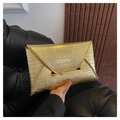 Pochette a busta oro metallizzato con goffratura coccodrillo e dettaglio in metallo - Oro