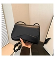 Bolso bandolera negro retro con solapa ondulada y detalle de correa con nudo - Negro