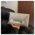 Pochette a busta argento con trama a coccodrillo e bordi in metallo dorato per eventi - Argento