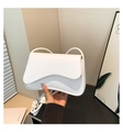 Bolso de hombro blanco minimalista con solapa ondulada y detalle de correa anudada - Blanco