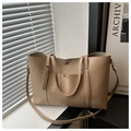 Detalle de bolso tote beige en cuero sintético con asas dobles y correa desmontable - Caqui