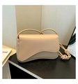 Bolso bandolera beige minimalista con solapa asimétrica y correa de hombro anudada - Caqui