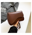 Bolso bandolera retro de cuero marrón oscuro con solapa curva y correa larga - Marrón