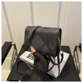 Quilted crossbody bag in charcoal gray distressed texture with chain strap detail - Black