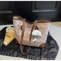 Sac cabas rétro marron avec charme en peluche sur un élégant fond en cuir noir - Marron (Avec Breloque)