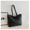 Dettaglio borsa shopper trapuntata nera con motivo a rombi e trama in nylon - Nero