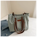 Bolso tote de nailon verde salvia con asas de cuero marrón y etiqueta de moda - Verde