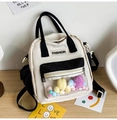 Detalle de mochila de nailon con bolsillo de PVC y pompones de colores vivos - Negro