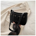 Minimalistische schwarze Leder-Achseltasche mit Metallring-Kordelzug und Schultergurt - Schwarz