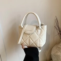 Bolso de mano acolchado blanco crema con acabado pulido y letras de moda - Blanco