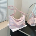 Sac fourre-tout matelassé rose avec broderies colorées et nœud sur bandoulière nouée - Rose