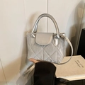 Bolso de mano cuadrado pequeño plateado acolchado con acabado metálico y asa superior - Plateado