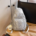 Bolso de pecho plateado metalizado con textura arrugada y colgante de peluche blanco - Plata Con Colgante