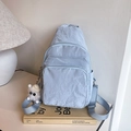 Bolso bandolera azul cielo con textura plisada, tres cremalleras y colgante de peluche - Azul con colgante