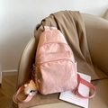 Sac bandoulière en nylon rose avec texture plissée et joli pendentif en peluche blanc - Rose Avec Pendentif