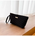 Schwarze gesteppte Umschlagtasche mit goldfarbenem Reißverschluss und Handgelenkschlaufe - Schwarz