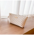 Elegante cremefarbene Stepp-Clutch mit Rautenmuster und goldener Metallplakette - Weiß