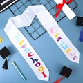 Banda de graduación de satén blanco para preescolar con letras de colores - Estampado en Color Preescolar (JD091)