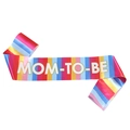 Écharpe satinée arc-en-ciel Mom To Be avec texte doré pour fête prénatale - Taille unique / Arc-en-ciel - MOM TO BE