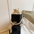 Modische schwarze Tasche mit weißem Kordelzug-Innenbeutel und elegantem Perlenhenkel - Schwarz