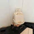 Schicke beige Beuteltasche mit Kordelzug und elegantem Griff aus künstlichen Perlen - Weiß