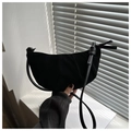 Detalle de bolso croissant negro plisado con correa anudada y acabado de piel mate - Negro