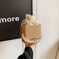 Beige Beuteltasche mit großem Perlengriff, goldener Kette und Kordelzugverschluss - Khaki