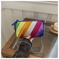 Dettaglio della borsa a tracolla a righe arcobaleno con borchie argentate e catena - Colorato