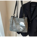 Detalle del bolso tote gris oscuro con textura retro, placa de logo y colgante de peluche - Gris Oscuro Con Colgante
