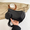 Bolso medialuna negro con monedero pequeño y correa ancha con detalles en color dorado - Negro