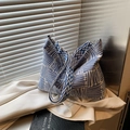 Bolso tote de punto azul y blanco con estampado geométrico y correa de hombro ancha - Azul