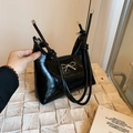 Bolso de hombro minimalista en charol negro con un lazo de metal plateado - Negro
