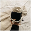 Sac boîte noir carré avec une poignée en perles et une bandoulière dorée - Noir
