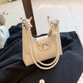Bolso hobo minimalista crema con hebilla de lazo plateada y asa de nudo elegante - Blanco