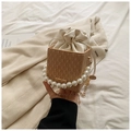 Petit sac bandoulière beige tissé avec poignée en perles et chaîne dorée - Kaki